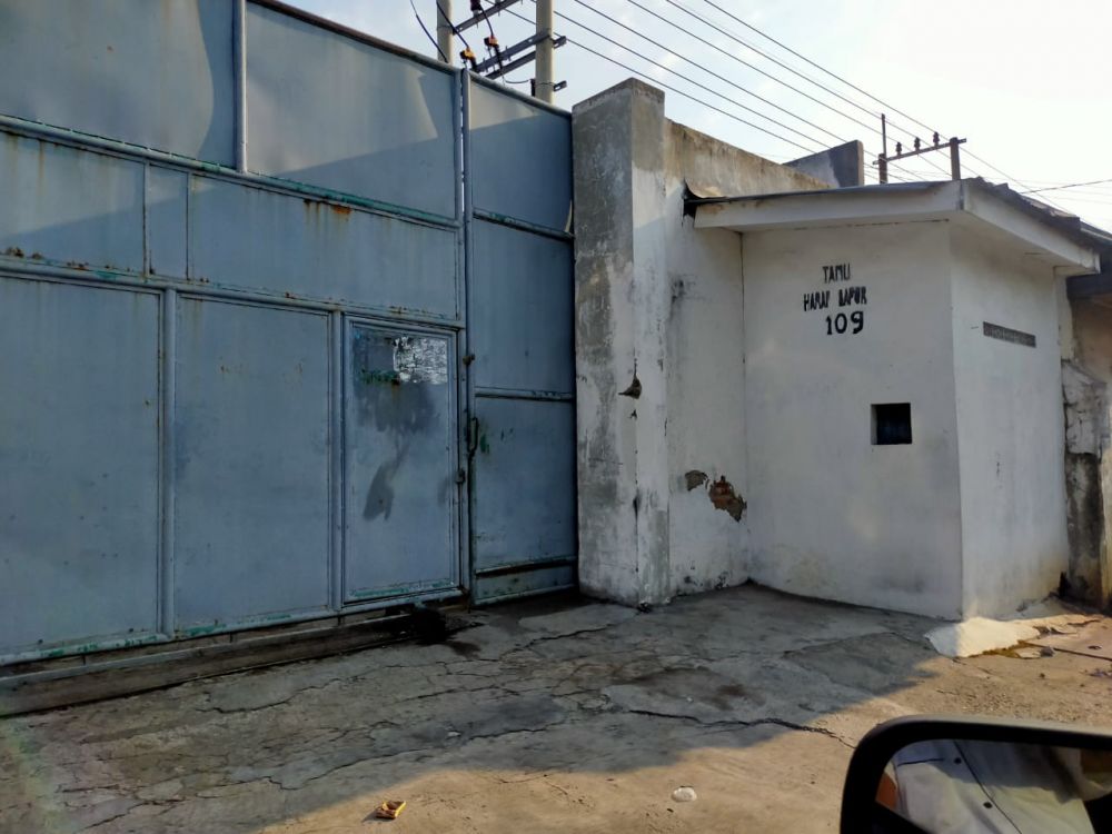 Pabrik saus di Jalan Balasklumprik 109, Wiyung, Kota Surabaya tertutup rapat sehingga tidak terlihat aktivitas di dalamnya.