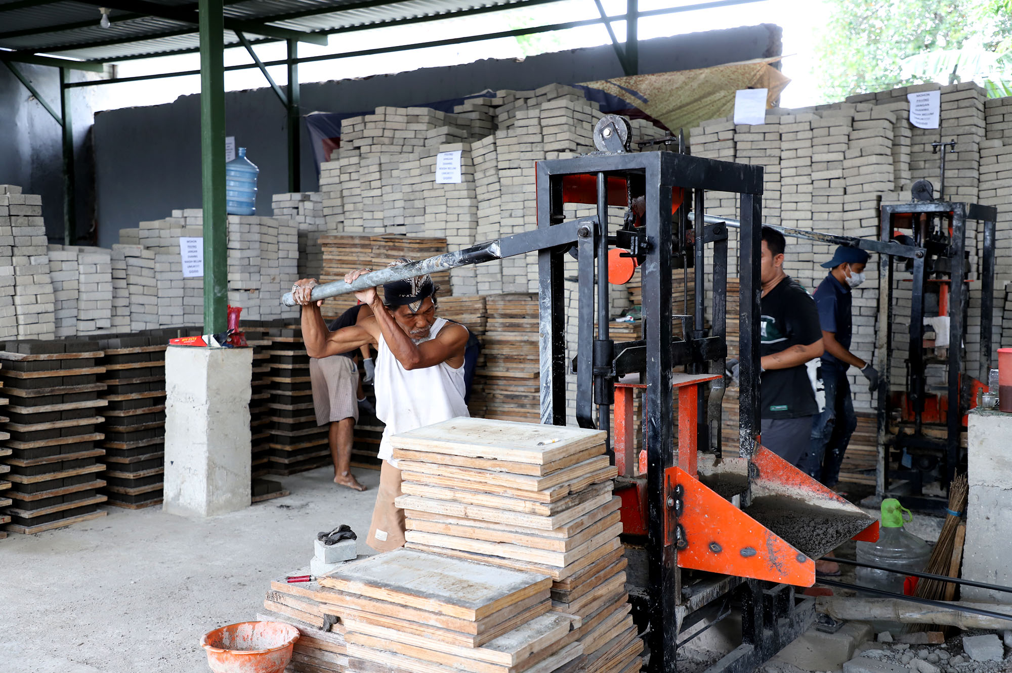 Program ekonomi kerakyatan berupa padat karya ini menjadi kunci utama keberhasilan Surabaya dalam membangkitkan ekonomi yang sempat terpuruk di masa pandemi Covid-19.