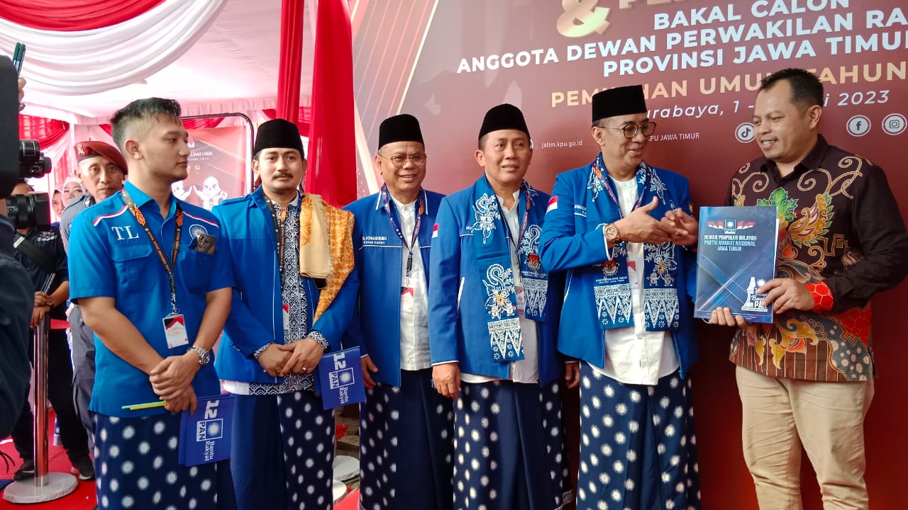 DPW PAN Jawa Timur mendaftarkan bakal calon anggota legislatif (Bacaleg) di Kantor Komisi Pemilihan Umum Jatim, Jumat (12/5/2023) siang.