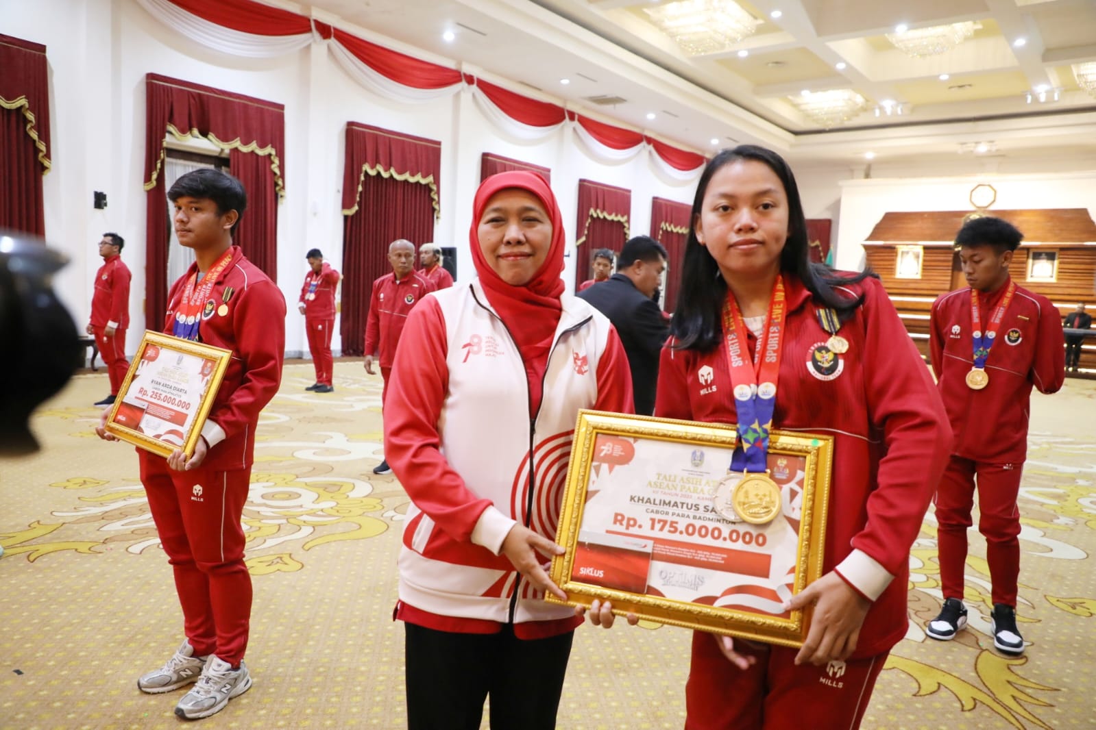 Gubernur Khofifah Beri Penghargaan Jer Basuki Mawa Beya dan Tali Asih Pada Atlet dan Pelatih Jatim