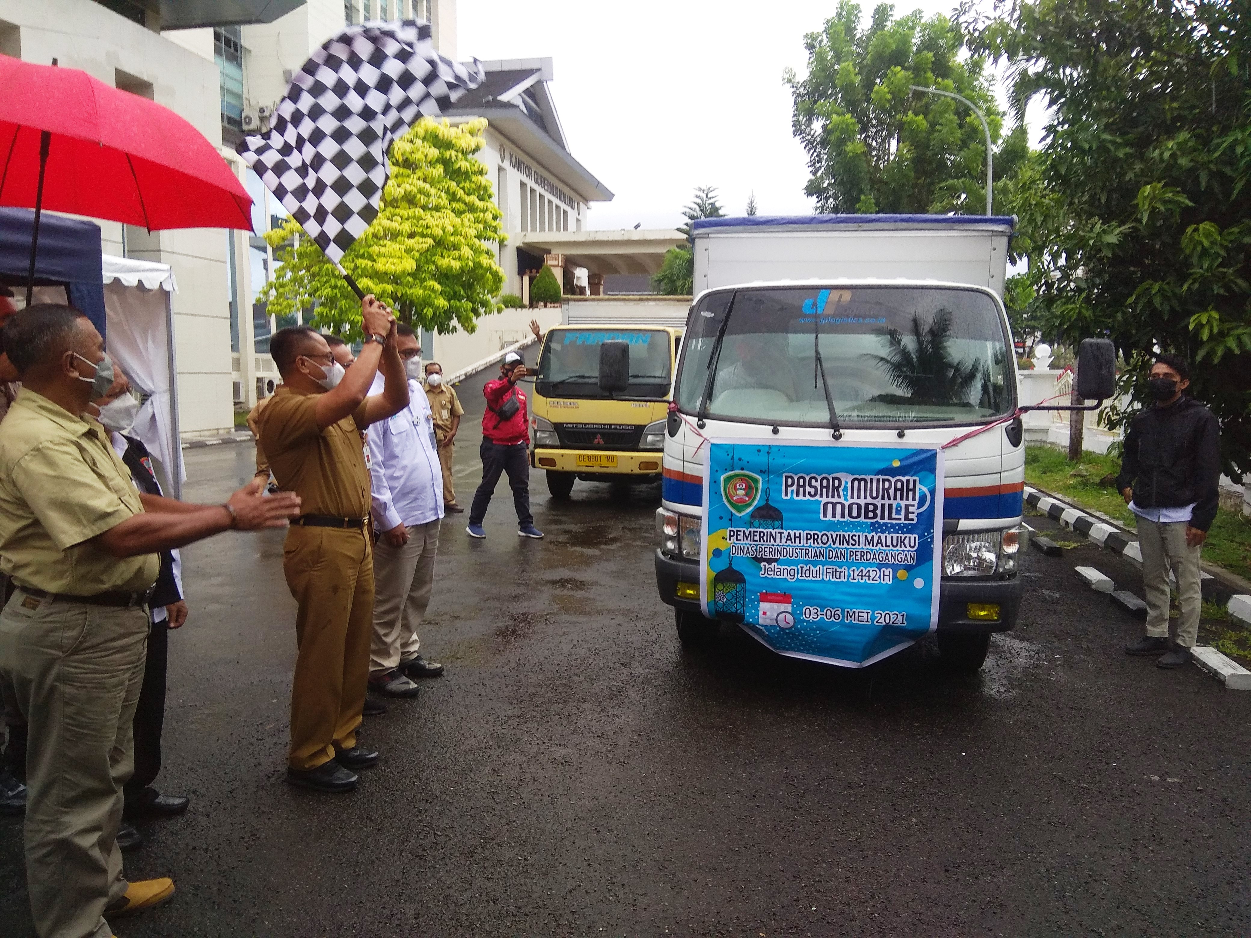  Sekretaris Provinsi Maluku Kasrul Selang secara resmi membuka pasar murah mobile. HMP/BOY