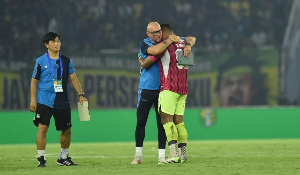 Pelatih kiper PERSIB, Luizinho Passos memeluk Putra Sheva Sanggasi usai pertandingan melawan Persebaya Surabaya di Stadion Gelora Bung Tomo, Sabtu, 1 Maret 2025. (PERSIB.co.id/Barly Isham)

