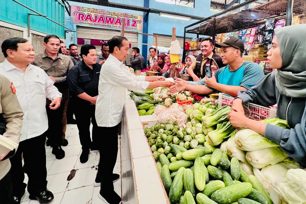 Presiden RI Joko Widodo (Jokowi) beserta Ibu Iriana Jokowi meninjau Pasar Bululawang, di Kabupaten Malang, Jawa Timur, Senin (24/07/2023)