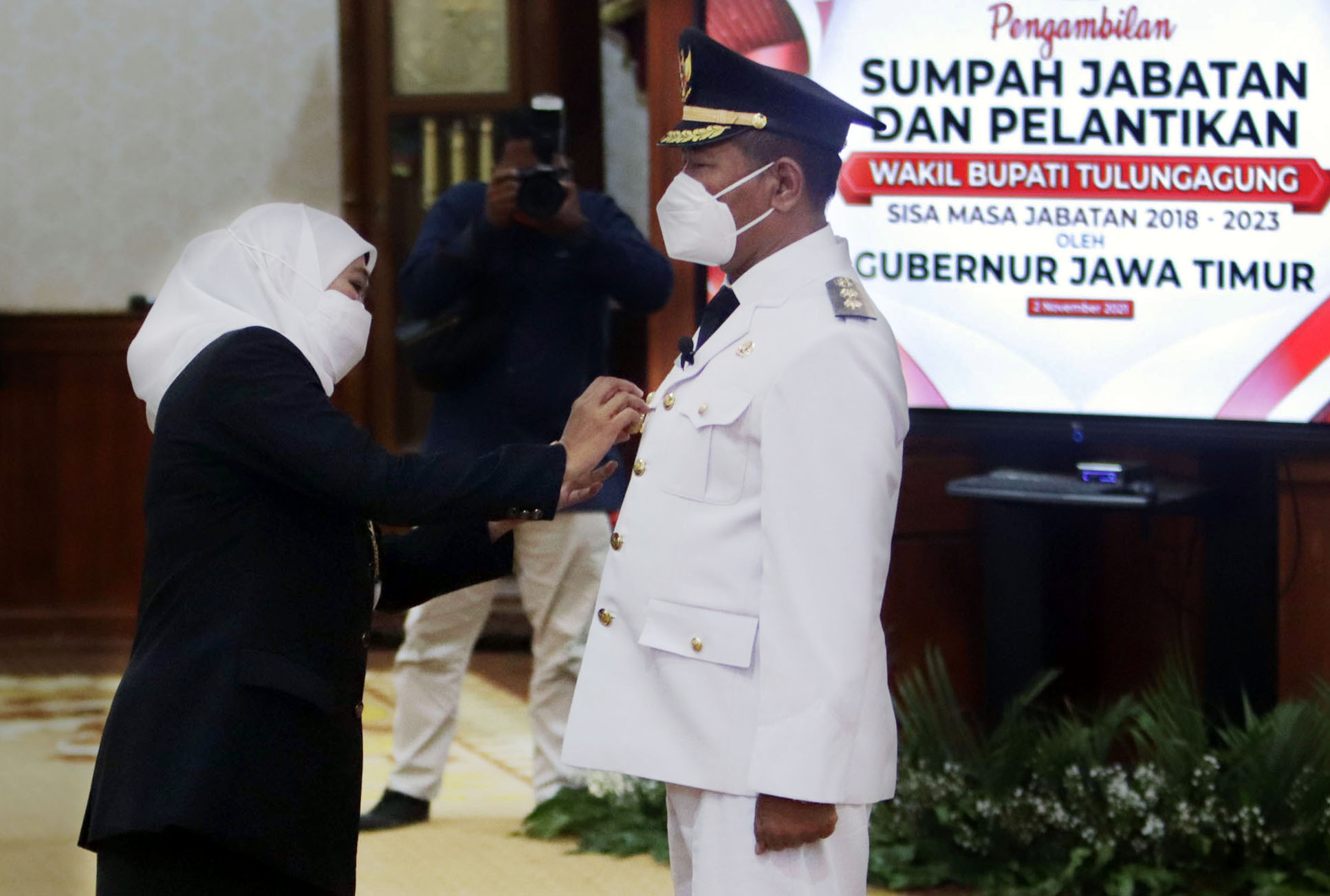 Gubernur Jawa Timur, Khofifah Indar Parawansa, melantik Wakil Bupati Tulungagung Gatut Sunu Wibowo untuk sisa masa jabatan 2018 - 2023, di Gedung Negara Grahadi, Surabaya, Selasa (2/11).