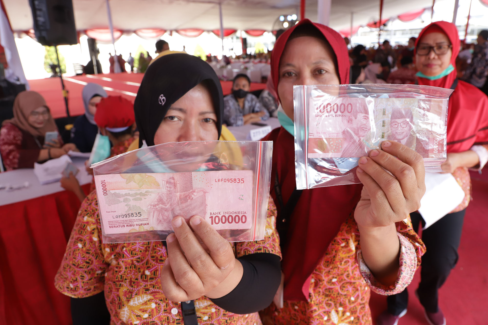 penyaluran BLT dilaksanakan serentak di sembilan pabrik rokok dan dipusatkan di PT HM Sampoerna Tbk,  Surabaya, Senin (2/10/2023).