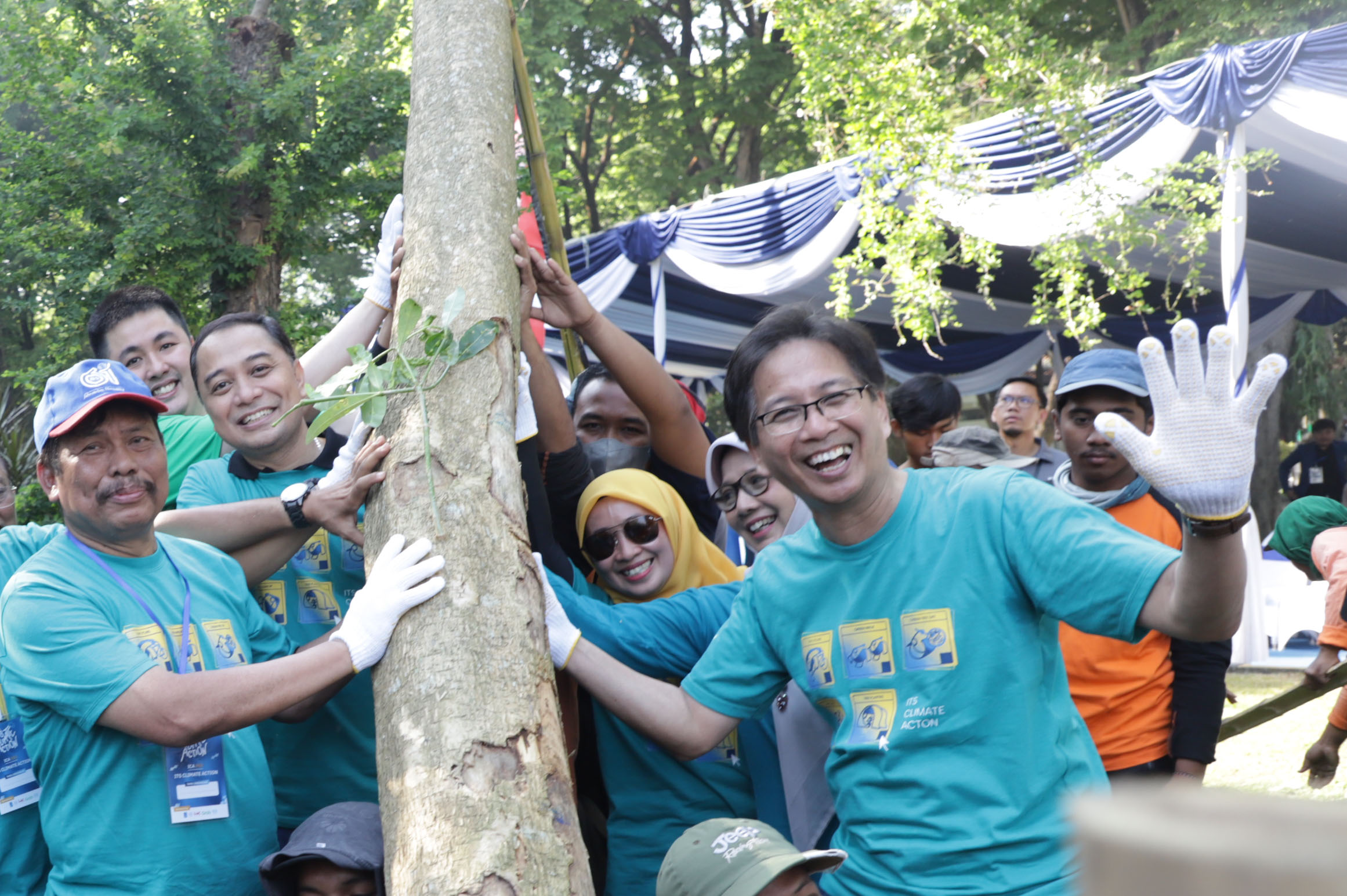Wali Kota Surabaya Eri Cahyadi hadir dalam aksi tanam pohon yang digelar oleh Institut Teknologi Sepuluh Nopember (ITS), Sabtu (12/8/2023).