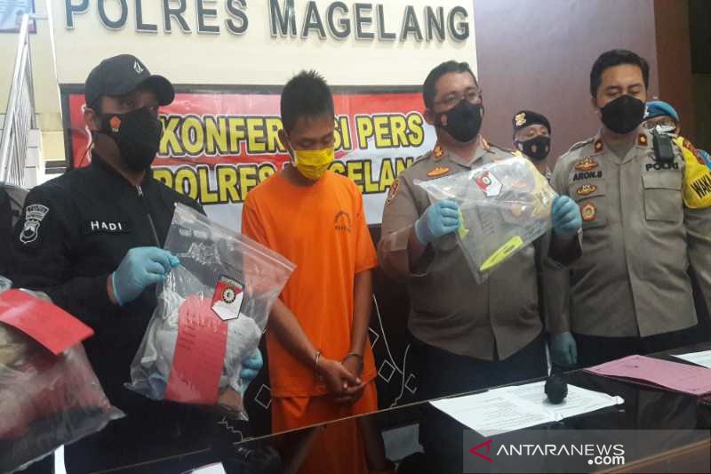 Polisi menunjukkan barang bukti kasus pembunuhan di Hotel Syailendra, Kecamatan Borobudur, Kabupaten Magelang. (ANTARA/Heru Suyitno)

