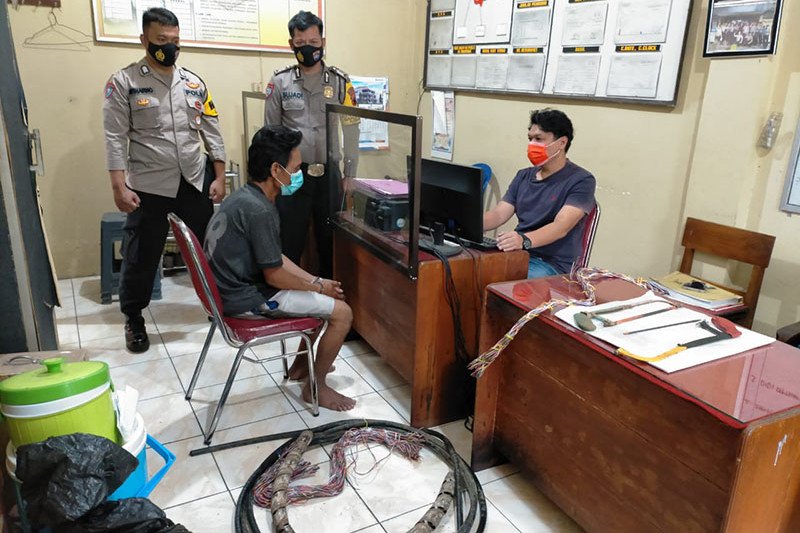 Pelaku pencurian kabel jaringan milik PT Telkom, AW saat menjalani pemeriksaan di Unit Reskrim Polsek Ajibarang, Kabupaten Banyumas, Jawa Tengah. ANTARA/HO-Polsek Ajibarang
