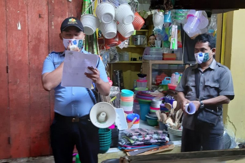 Petugas dari PD Pasar Surabaya melakukan sosialisasi dan pendataan vaksinasi COVID-19 di sejumlah pasar di Kota Surabaya, Kamis (18/3/2021). ANTARA/HO-PD Pasar
