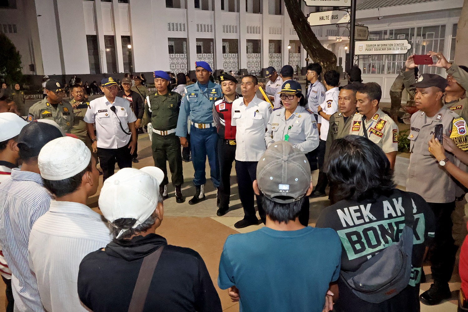 Pemkot Surabaya menggelar razia gabungan untuk menertibkan parkir liar di kawasan Kota Tua Zona Eropa, sekitar Taman Sejarah, pada Rabu malam (12/6/2024).