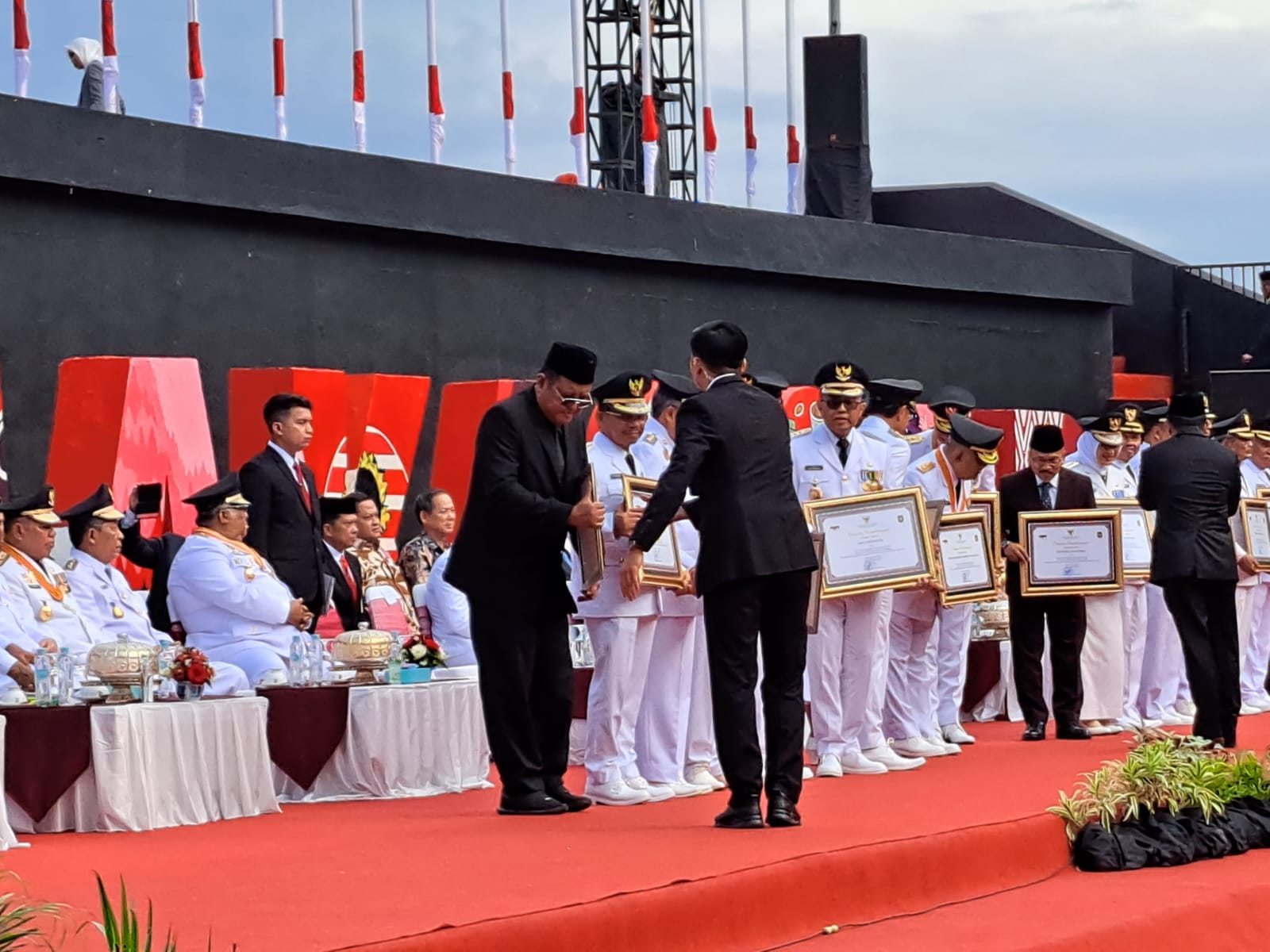 Kota Surabaya berhasil mendapatkan penghargaan Kota Terbaik Kedua Penyelenggaraan Pemerintahan Daerah