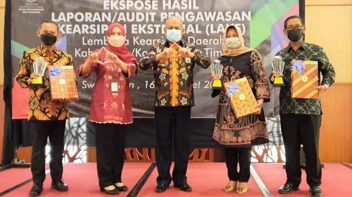 Kepala Disperpusip Jatim, Tiat S Suwardi dan  Asisten Administrasi Umum Setdaprov Jatim Sjaichul Ghulam bersama penerima penghargan pada tiga daerah yaitu Kota Surabaya, Kota Batu dan Kota Probolinggo yang dinilai sangat memuaskan dalam hal pengawasan kea
