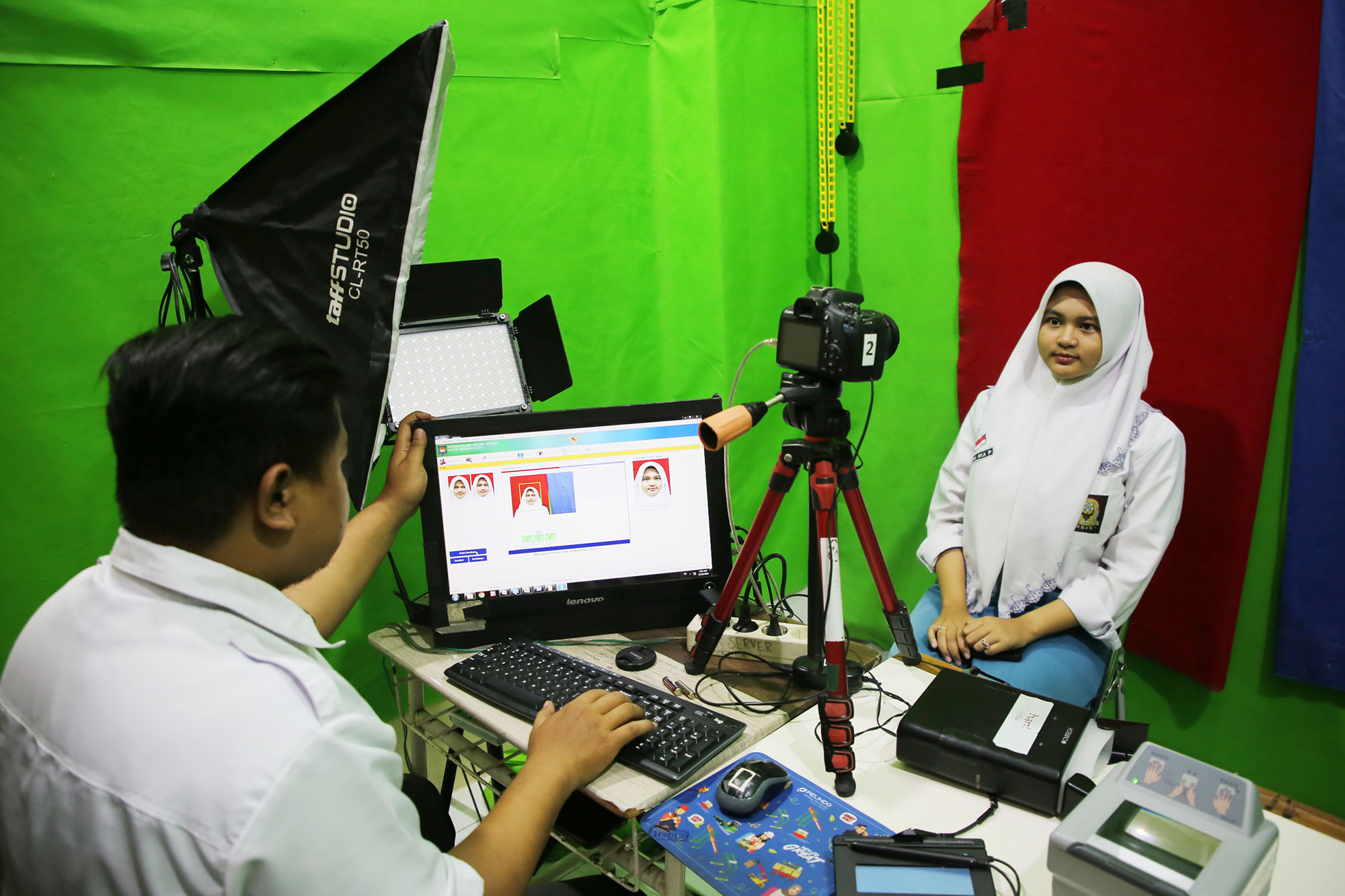 Dispendukcapil bekerja sama dengan pihak kecamatan untuk menjangkau sekolah-sekolah dan melaksanakan perekaman di tempat.