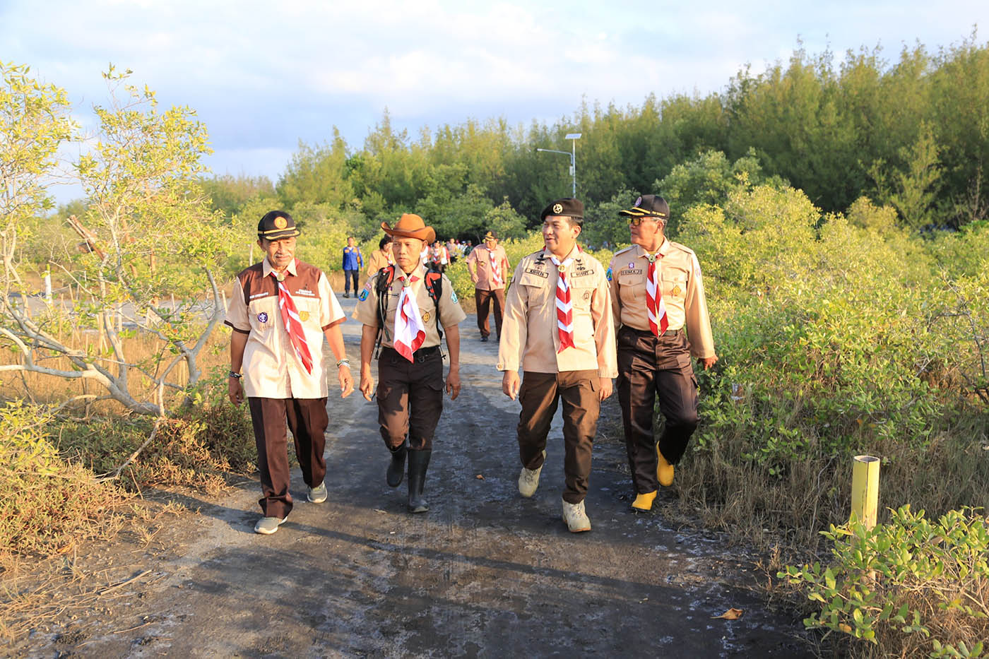  Penjabat Wali Kota Nurkholis, yang juga menjabat sebagai Ketua Majelis Pembimbing Cabang Gerakan Pramuka Kota Probolinggo, memimpin kegiatan Pramuka Peduli Mangrove di Pantai Permata, Kelurahan Pilang.