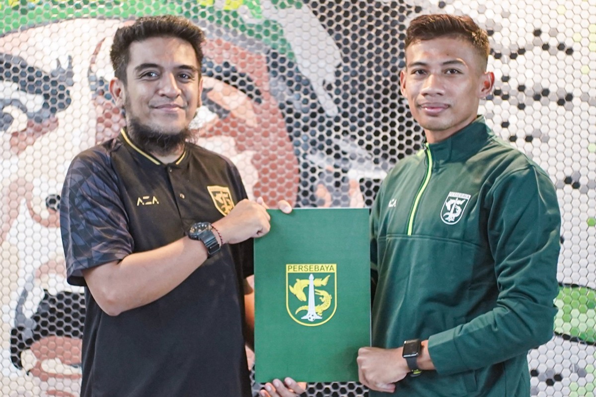 Ahmad Nufiandani bersama manajer Persebaya, Yahya Alkatiri setelah menandatangani kontrak kerjasama. Nufiandani tidak sendiri, ada dua pemain yang ikut dikontrak oleh manajemen Bajol Ijo, yaitu Saiful dan Wahyudi. (Persebaya)