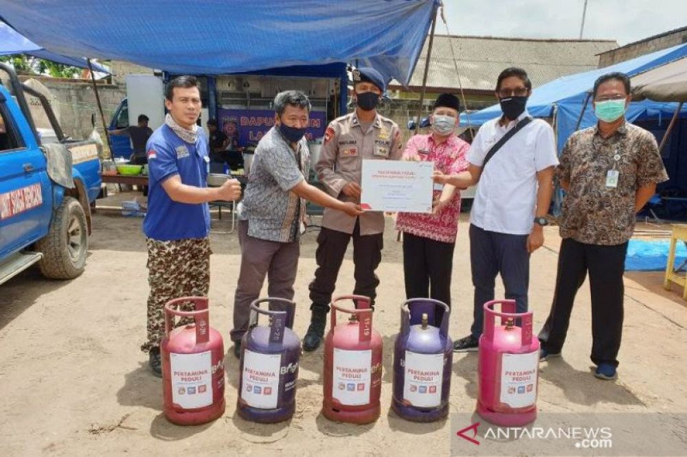 Sales Branch Manager Pertamina Bangka Satriyo Wibowo Wicaksono (nomor dua dari kanan), Minggu (26/4/2020) di Pangkalpinang, ketika menyerahkan elpiji ukuran 12 kg kepada Gugus Tugas COVID-19 Babel untuk mendukung kelancaran operasional seperti dapur umum.
