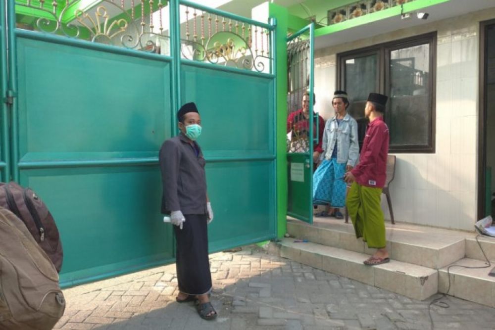 Santri Pondok Pesantren (Ponpes) Mambaus Sholihin di Desa Suci, Manyar, Kabupaten Gresik yang menunggu jadwal jemputan wali santri di Gresik. (FOTO: HMP/ANTARA)