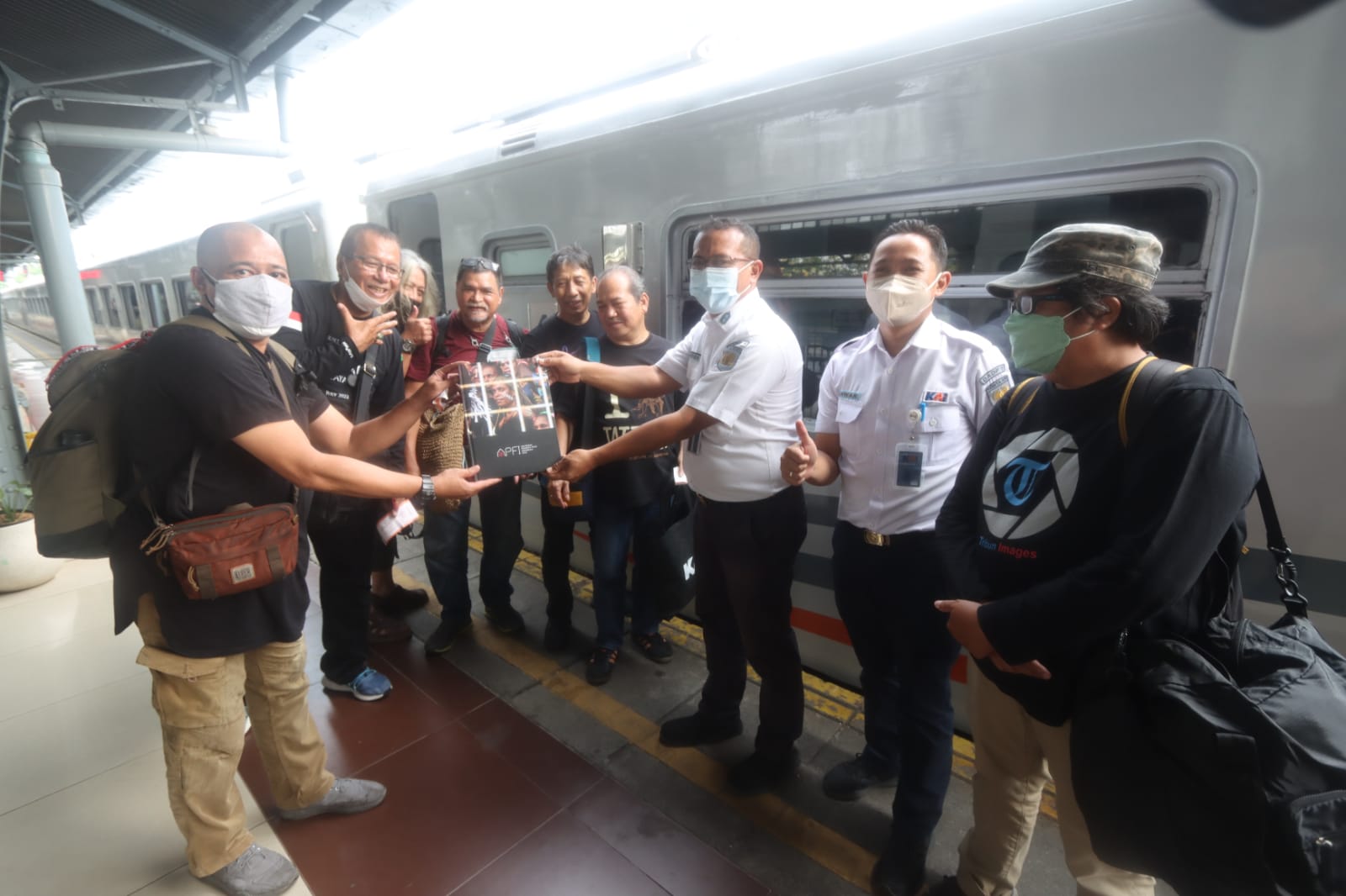 Kepala Stasiun Pasar Senen Hendra Hindarsah berfoto bersama dengan sejumlah penguji, peserta dan panitia Uji Kompetensi Pewarta Foto Indonesia (UKPFI) sebelum keberangkatan ke Surabaya di Stasiun Pasar Senen, Jakarta, Selasa (2/8/2022). Pewarta Foto Indon