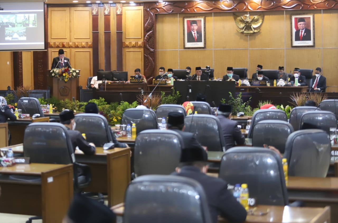 Rapat Paripurna DPRD Sidoarjo yang dihadiri Nur Ahmad Syaifuddin, kemarin, (19/8). (FOTO: HMP/lis)