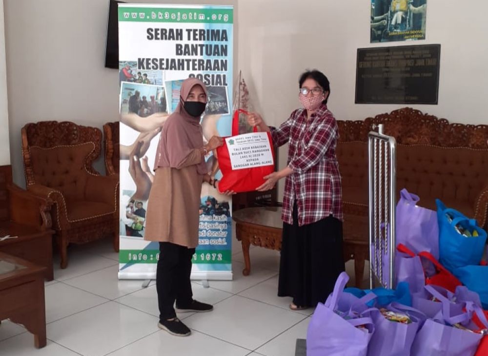 Pinky Saptandari menyerahkan bantuan. Foto: doc BK3S