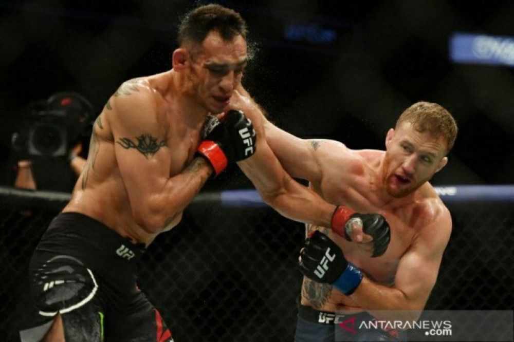 Wajah Tony Ferguson bersimbah darah setelah mendapatkan pukulan bertubi-tubi dari Justin Gaethje pada laga puncak UFC 249 di Jacksonville, Florida, (10/5). (Douglas P. DeFelice/Getty Images/AFP)

