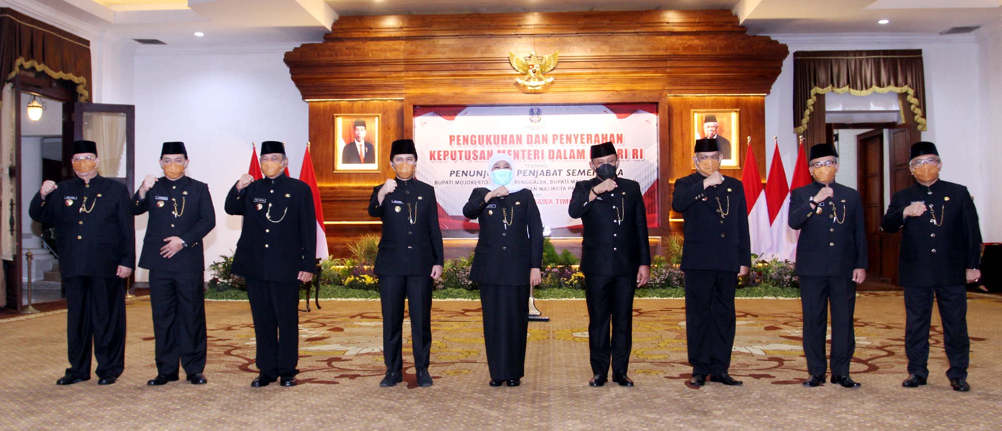 Gubernur Jawa Timur Khofifah Indar Parawansa mengukuhkan dan menyerahkan keputusan Mendagri kepada 6 Penjabat Sementara (PJs)  di Gedung Negara Grahadi, Surabaya Jumat (25/9).  foto : om prass