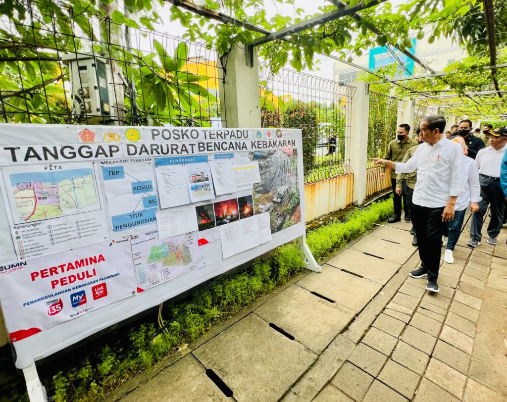 Presiden Jokowi meninjau posko pengungsian kebakaran TBBM Pertamina Plumpang, di RPTRA Rasela, Rawa Badak Selatan, Jakarta, Minggu (05/03/2023). (Foto: BPMI Setpres/Laily Rachev)

