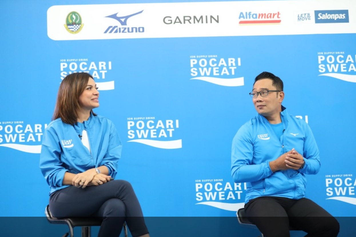 Gubernur Jawa Barat Ridwan Kamil bersama Najwa Shihab ketika menghadiri Press Conference Pocari Sweat Run Indonesia 2022, di Gedung Sate, Kota Bandung, Rabu (16/3/2022). 