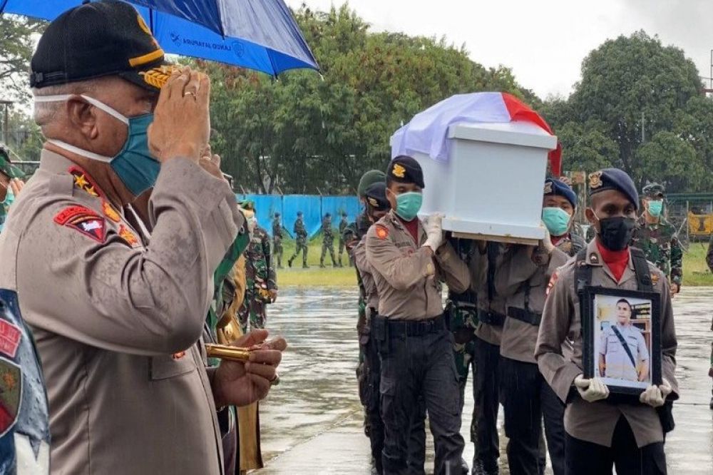 PENGHORMATAN TERAKHIR: Kapolda  Papua, Inspektur Jenderal Polisi Paulus Waterpauw, Senin (13/4) memberi penghormatan terakhir saat pelepasan tiga jenazah anggota Polres Mamberamo Raya yang kehilangan nyawanya saat bentrok dengan oknum personel TNI AD di K