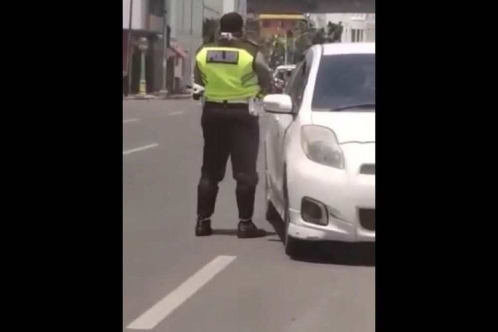 Screenshot oknum Polantas yang menghentikan mobil di Medan dan diduga melakukan pungli