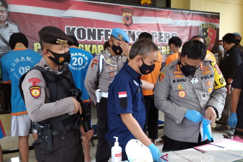 Kapolres Cianjur AKBP Mochamad Rifai, saat menggelar konfrensi pers terkait dengan berbagai kasus, termasuk kasus pencabulan yang yang dilakukan penjual obat alternatif. ANTARA/Ahmad Fikri

