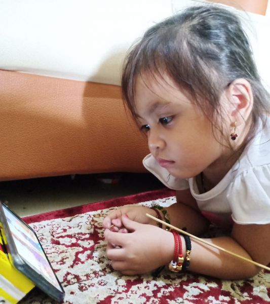 Ilustrasi anak bermain gadget. (HMP/Eko Yudiono) 