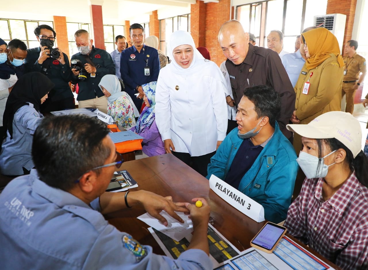 Gubernur Jawa Timur Khofifah Indar Parawansa memantau langsung proses pelayanan PPDB Jatim yang ada di Kantor UPT Teknologi Informasi dan Komunikasi Pendidikan Dinas Pendidikan Provinsi Jatim, Jalan Jagir Sidoresmo V Surabaya, Selasa (20/6)