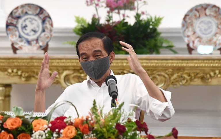 Presiden Joko Widodo saat berbincang dengan wartawan di Istana Merdeka, Jakarta, Senin (13/7/2020). ANTARA/Desca Lidya Natalia/am.
