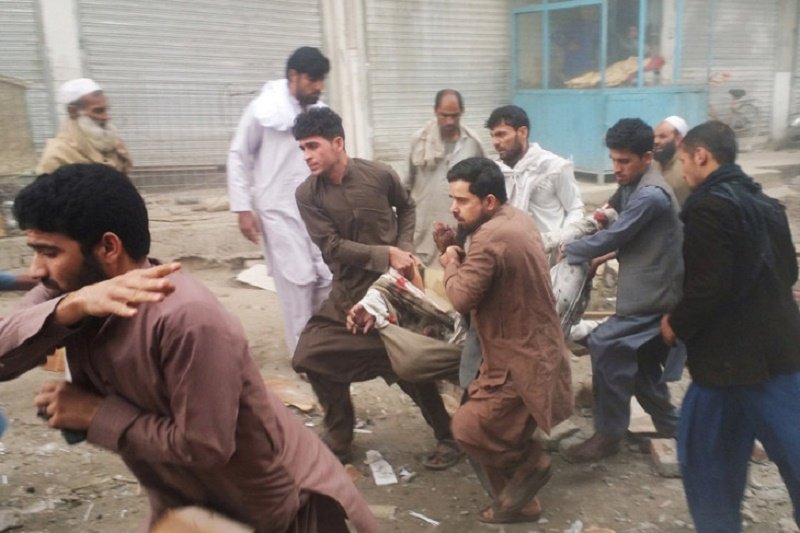 Pria Afganistan mengangkat seorang pria terlihat setelah sebuah ledakan di Jalalabad, Afganistan, Selasa (20/2/2018). (REUTERS/Parwiz) Kabul (ANTARA) - Jumlah korban luka dalam serangkaian pengeboman di Kot (Antaranews)
