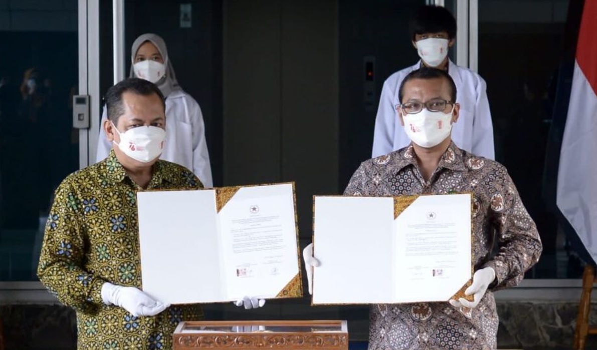 Sekretariat Presiden mengembalikan naskah asli Teks Proklamasi kepada Arsip Nasional Republik Indonesia (ANRI), di Gedung O, ANRI, Jakarta, pada Rabu, 18 Agustus 2021.