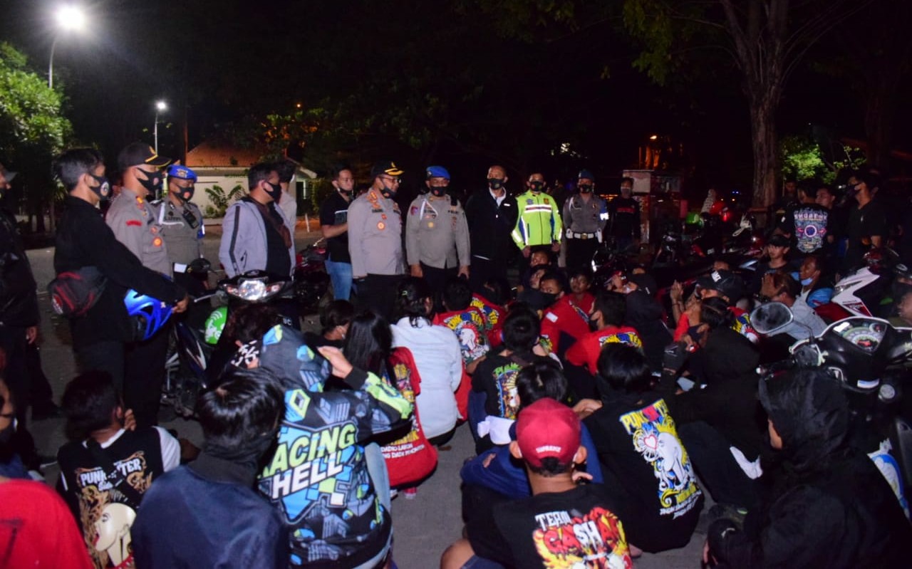 Kapolresta Sidoarjo Kombes Pol Sumardji turun langsung mengamankan Anggota PSHT yang berbuat onar. (FOTO: HMP/lis)