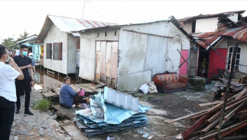 Wali Kota Pontianak Edi Rusdi Kamtono menyatakan menurut data sementara ada sekitar 300 rumah yang rusak akibat terjangan puting beliung di dua wilayah kecamatan pada Jumat (17/7/2020). (HO Pemkot Pontianak)