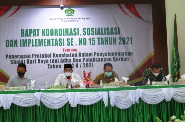 Rakor Sosialisasi dan Implementasi SE. Nomor 15 Tahun 2021 tentang Penerapan Prokes dalam Penyelenggaraan Idul Adha dan Qurban Tahun 1440 Hijriah 2021, di lantai III Aula Kanwil Kemenag Maluku, Selasa, (29/6/2021).. HMP/BOY