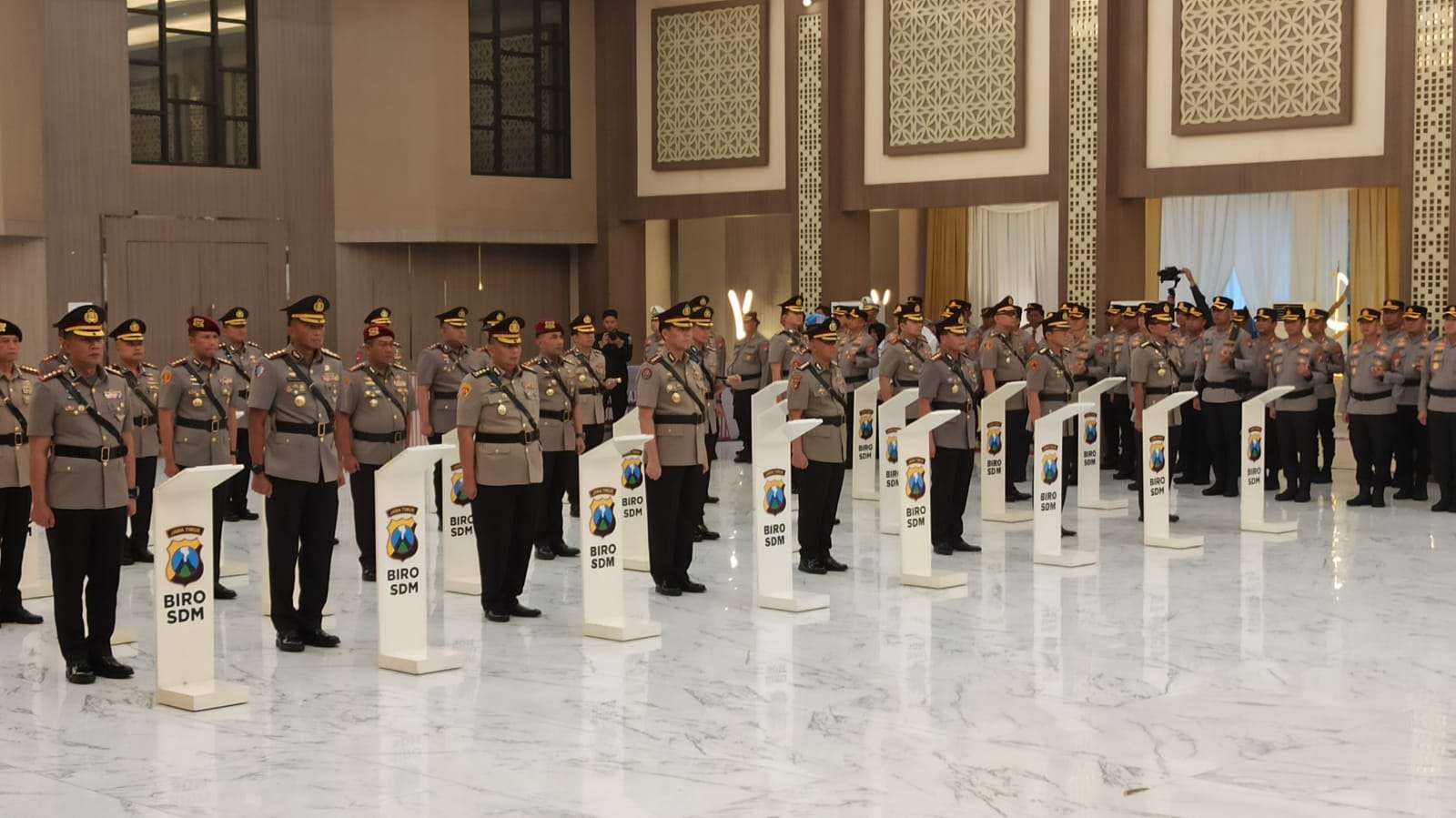 Upacara serah terima jabatan sejumlah pejabat utama dan Kapolres jajaran Polda Jawa Timur di Gedung Mahameru, Mapolda Jatim, Senin (14/4/2025). (Foto: Bidang Humas Polda Jatim).
