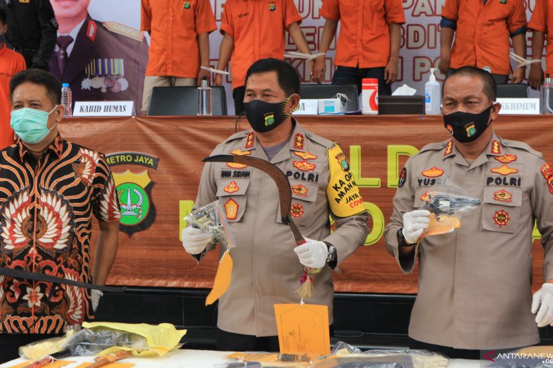 Kapolda Metro Jaya Irjen Pol Nana Sudjana (tengah) memperlihatkan barang bukti yang disita dari komplotan perampok spesialis nasabah bank yang berhasil diringkus petugas Polda Metro Jaya dalam jumpa pers di Mako Polda Metro Jaya, Jumat (19/6/2020). ANTARA