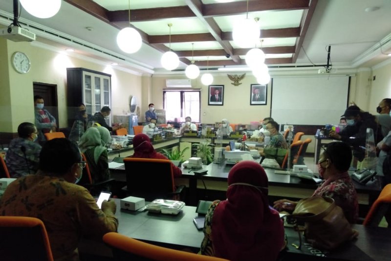 Rapat dengar pendapat tentang perizinan Pasar Koblen di Ruang Komisi B DPRD Surabaya, Kamis (25/2/2021). (FOTO ANTARA/Abdul Hakim)

