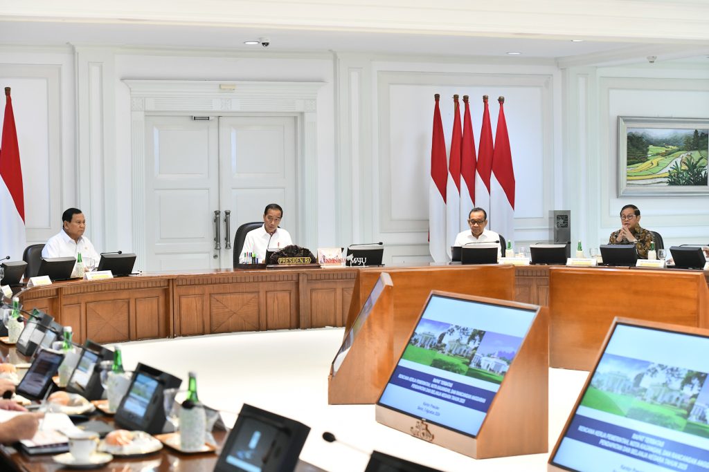 Presiden RI Joko Widodo (Jokowi) memimpin Rapat Terbatas mengenai Rencana Kerja Pemerintah, Nota Keuangan, dan RAPBN Tahun 2025, di Kantor Presiden, Istana Kepresidenan Jakarta, Senin (05/08/2024). (Foto: Humas Setkab/ Rahmat)


