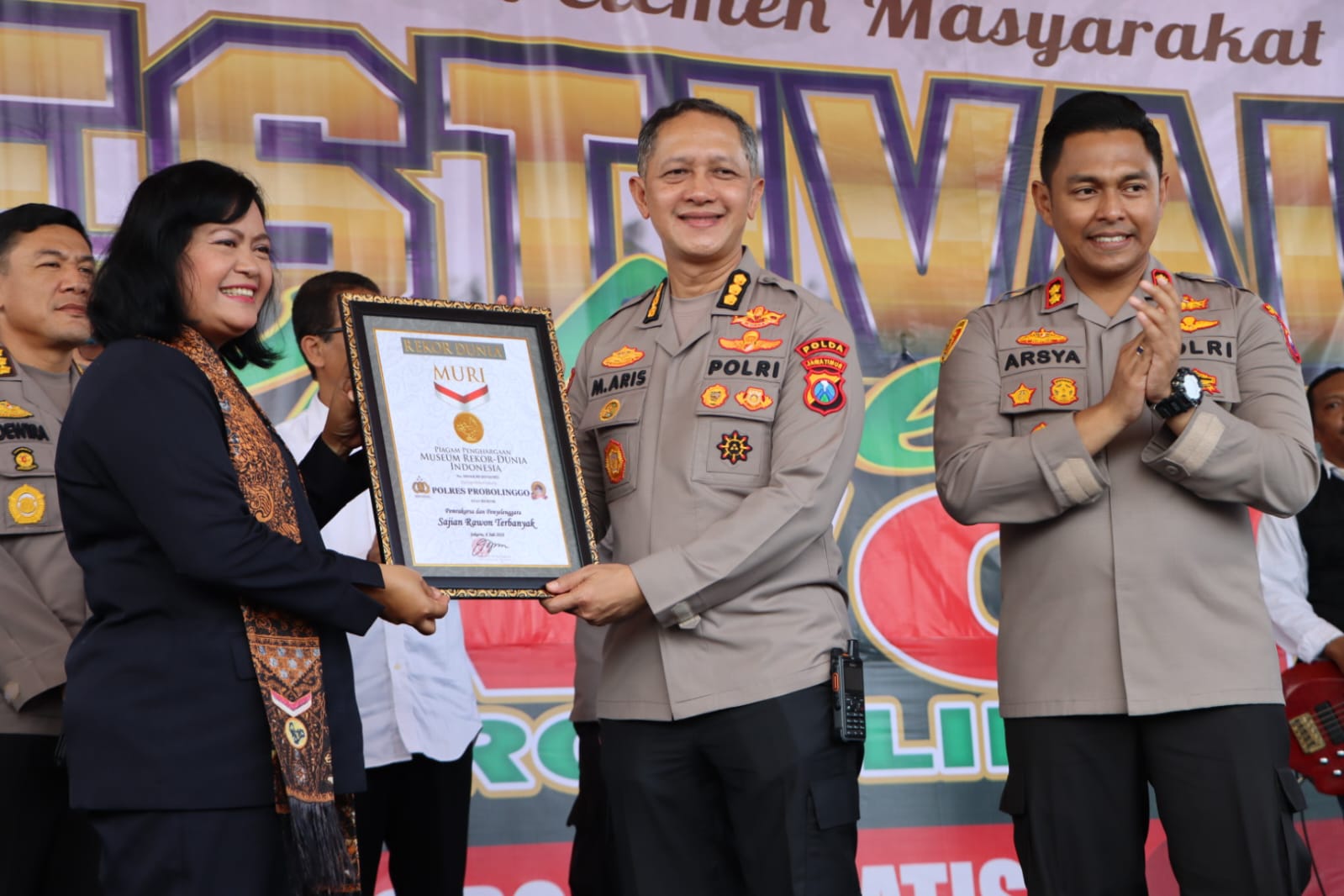 Representatif MURI Sri Widayati saat memberikan piagam penghargaan kepada Polres Probolinggo sebagai Pemrakarsa dan Penyelenggara Sajian Rawon Terbanyak.
