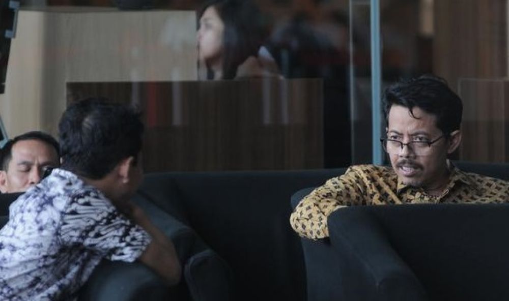 Rektor Universitas Islam Negeri Sunan Ampel (UINSA) Surabaya Prof. Masdar Hilmy (kanan) saat diperiksa KPK sebagai saksi terkait kasus dugaan suap Romahurmuziy, mantan Ketum PPP.
