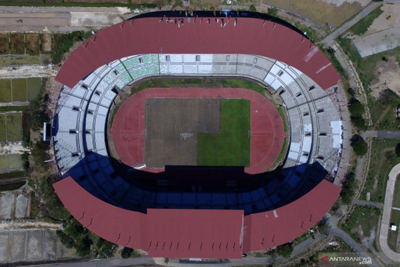 Suasana Stadion Gelora Bung Tomo (GBT) yang tengah direnovasi di Surabaya, Jawa Timur, Kamis (20/8/2020). Berbagai perbaikan terus dikerjakan di stadion tersebut seperti pemasangan sekitar 45.000 kursi tunggal dan pengelupasan rumput untuk diganti dengan 