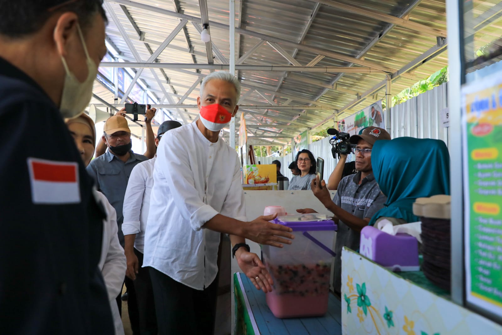 Gubernur Jawa Tengah Ganjar Pranowo saat meninjau mengoperasikan rest area fungsional di ruas Tol Semarang-Solo, untuk memperlancar arus mudik dan balik lebaran 2023.