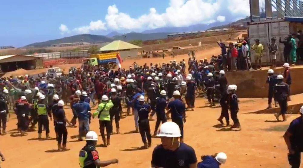 RIBUT: Pekerja PT Halmahera Persada Lygen kocar-kacir. Foto: Ist