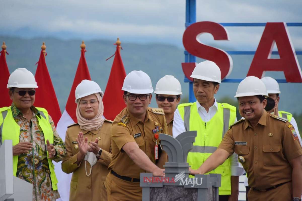 Presiden RI Joko Widodo dan Gubernur Jawa Barat Ridwan Kamil saat peresmian Bendungan Sadawarna, Kabupaten Sumedang, Selasa (27/12/2022)