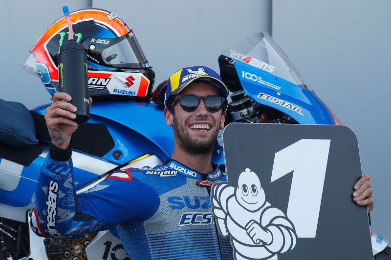 Pebalap tim Suzuki Ecstar Alex Rins melakukan selebrasi setelah memenangi Grand Prix Aragon. (18/10/2020) Reuters/Albert Gea